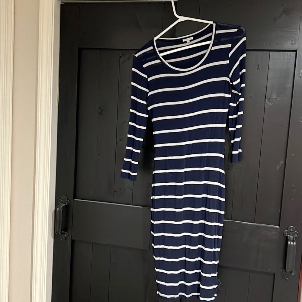 Splendid half sleeve size small body con dress with built in slip.
